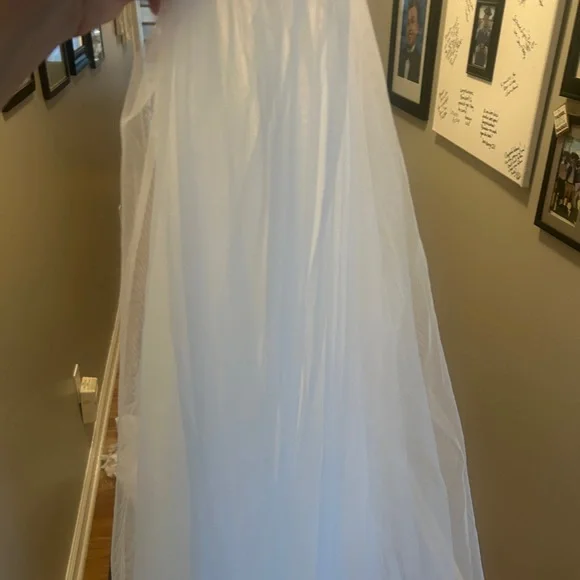 Elegant White Lace Wedding Veil - Picture 4 of 4